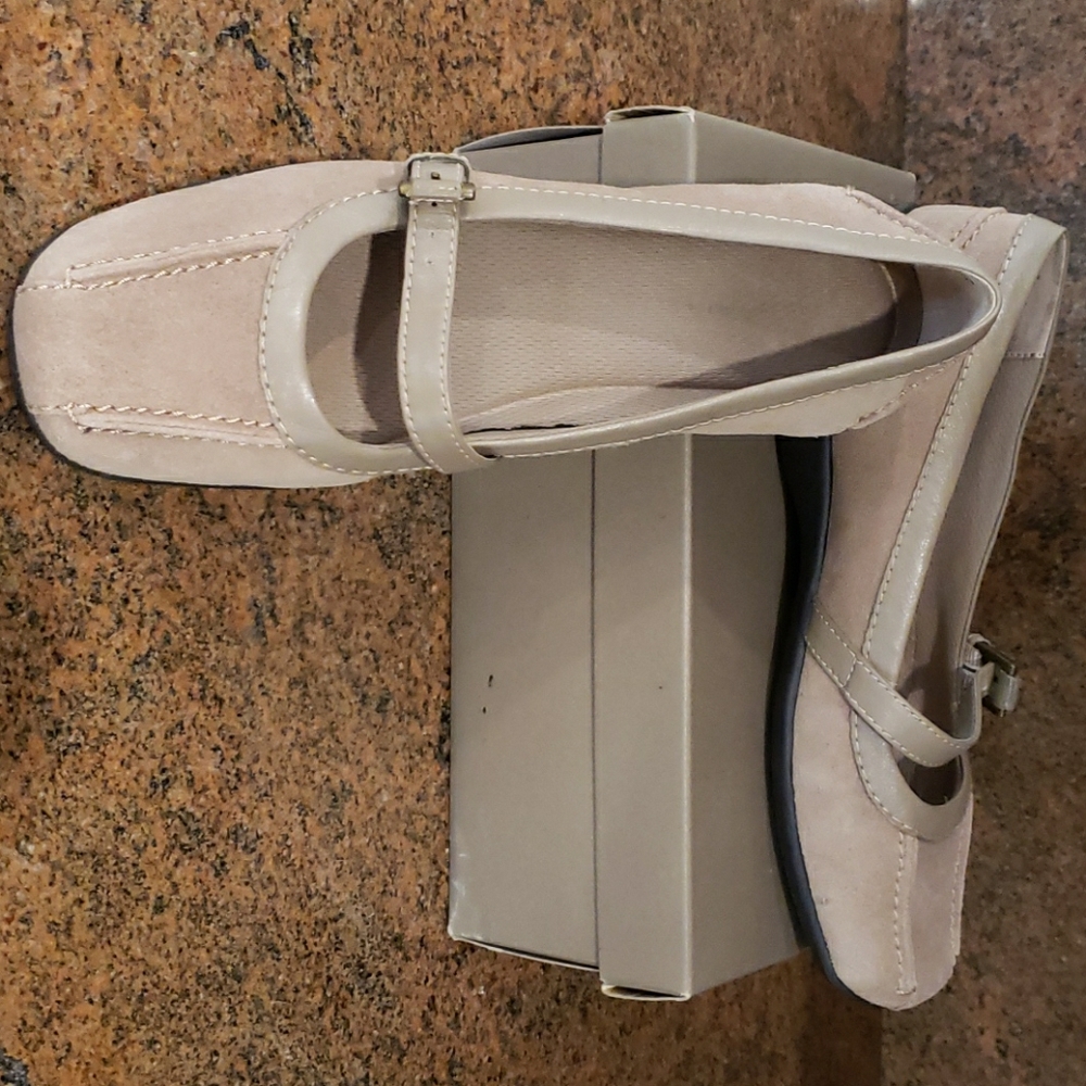 Tan suede Easy Spirit flats 9.5 W